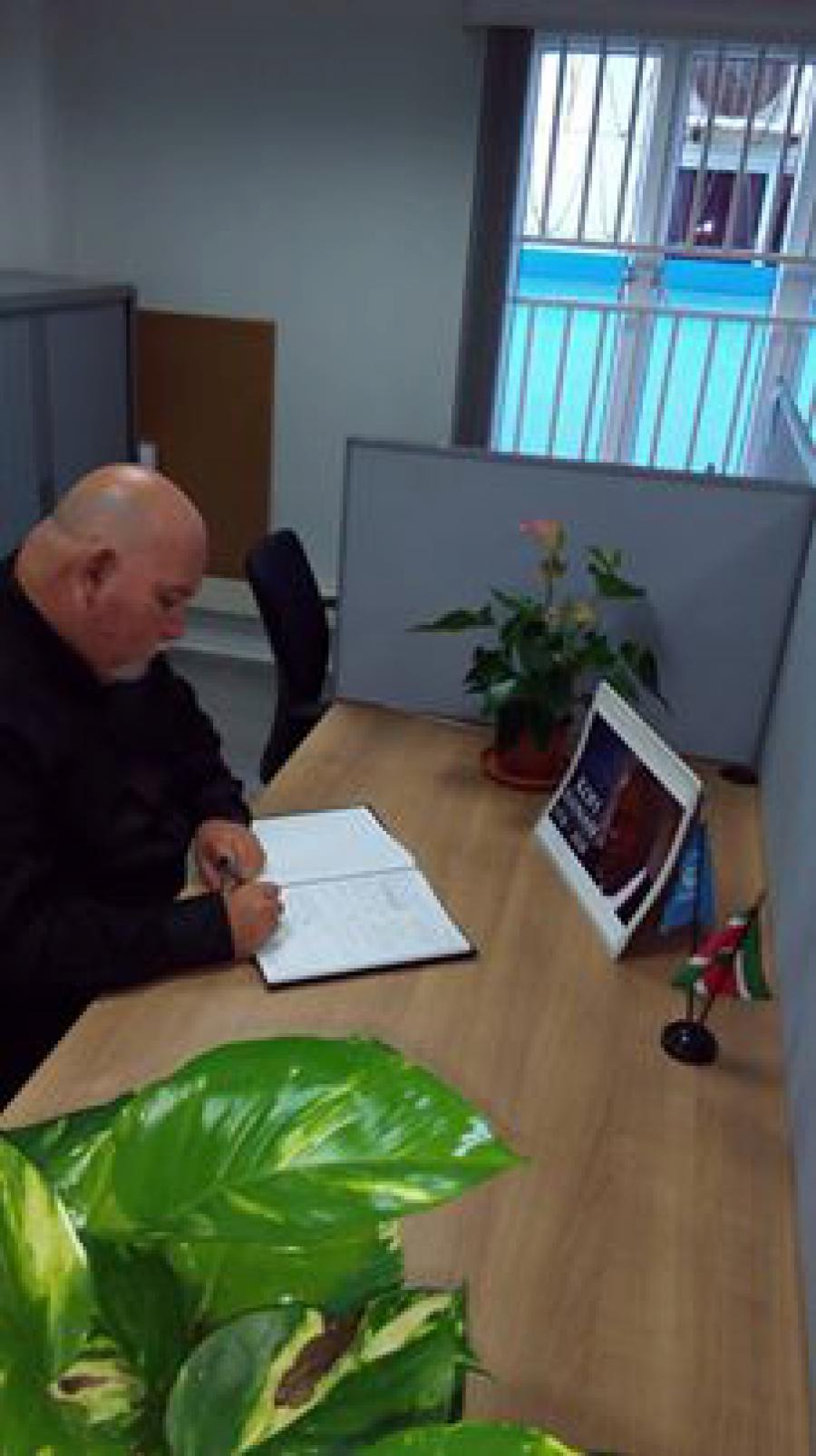 Firma Embajador de Cuba en Suriname, Libro de Condolencias por Fallecimiento de Kofi Annan