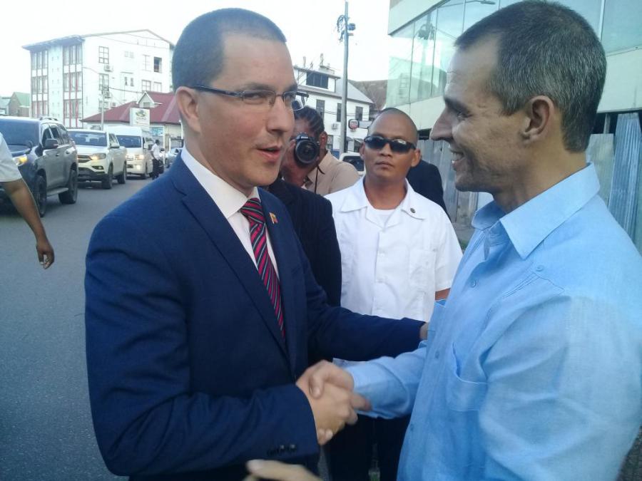 Intercambia Canciller de Venezuela con Embajador Cubano en Surinam durante visita de trabajo a ese país caribeño.