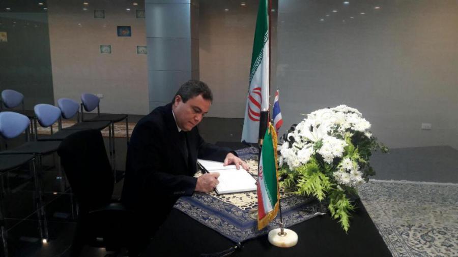Firma Embajador de Cuba en Tailandia libro de condolencias por atentados terroristas en Teherán