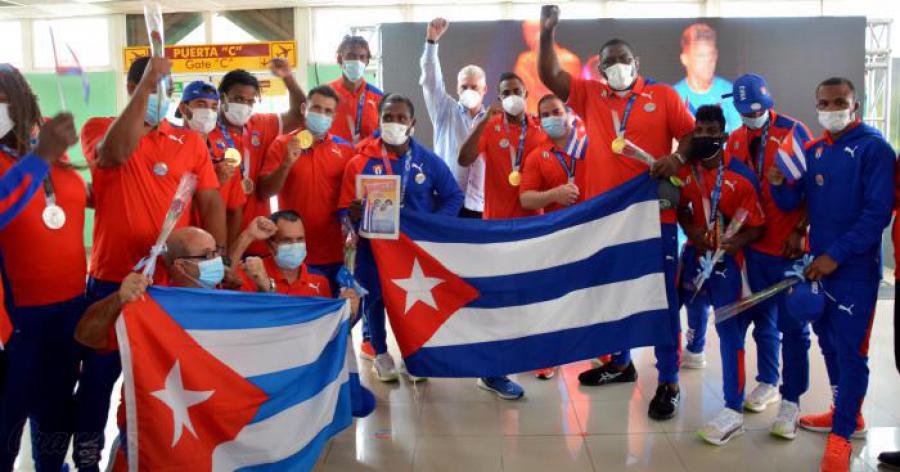 After a reception at the airport with President Diaz-Canel, the delegation traveled by bus along the capital’s main arteries, enjoying the affection and admiration of the people, proud of the athletic and human qualities of their champions
