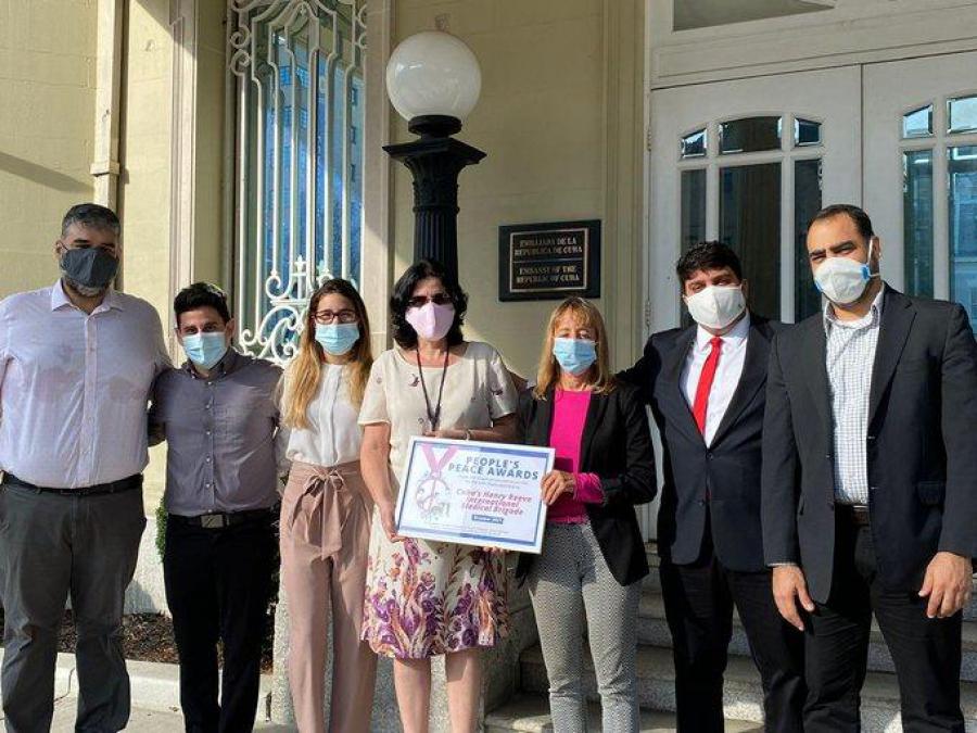 Los pueblos premian a médicos cubanos