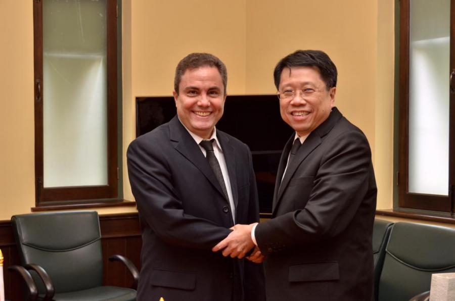 Ministro de Educación de Tailandia recibe al Embajador de Cuba