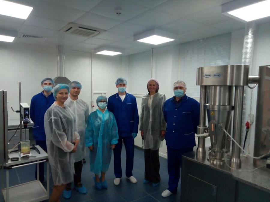 La Embajadora de Cuba en Ucrania visitó la farmacéutica ucraniana “ARTERIUM”