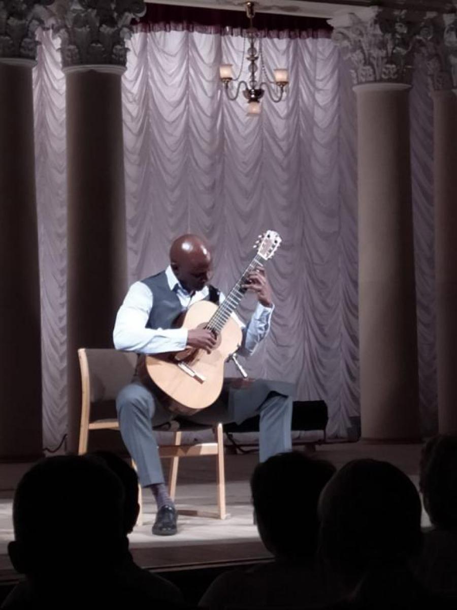 Guitarrista clásico cubano ofrece concierto en la Filarmónica Nacional de Ucrania