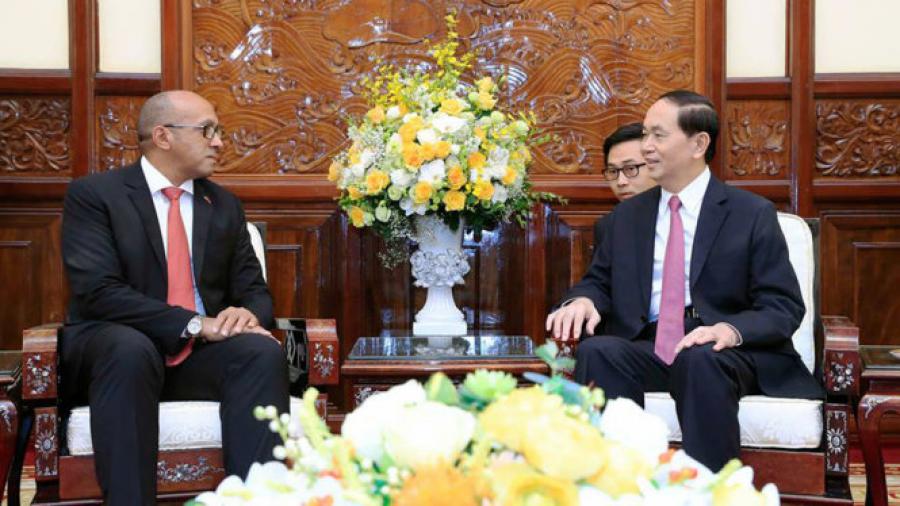 Embajador cubano y presidente vietnamita