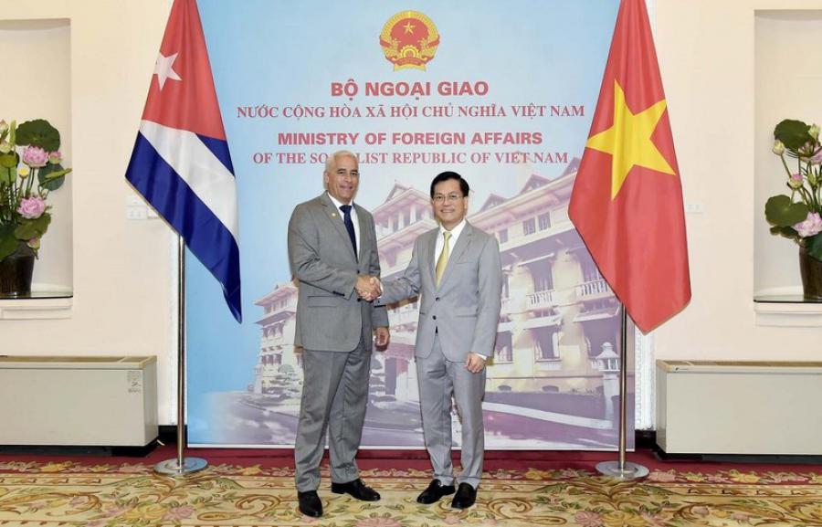 El viceministro primero de Relaciones Exteriores de Cuba, Gerardo Peñalver Portal, y el vicecanciller de Vietnam, Ha Kim Ngoc. Foto: baoquocte.vn