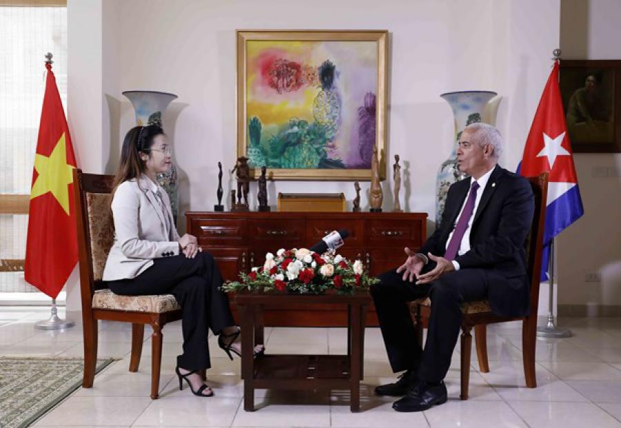 El viceministro primero de Relaciones Exteriores de Cuba, Gerardo Peñalver Portal, ofrece entrevista exclusiva a la Agencia Vietnamita de Noticias. Foto: VNA.