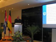Embajador de Cuba en Alemania pronuncia el discurso de bienvenida durante la celebración del 59 aniversario del Triunfo de la Revolución