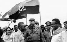 Fidel Castro durante su visita a Angola, en las poblaciones de Kifangondo y Caxito, en compañía de Agosthino Neto