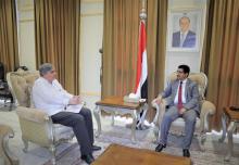 Embajador cubano (I) y Subsecretario de Asuntos Políticos yemenita (D)