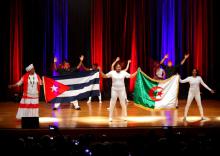 Médecins cubains devenus artistes amateurs offrent un spectacle culturel en Alger