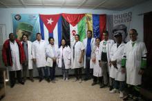 Profesores de Cuba en medio del desierto con saharahuis
