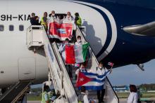 Cuba: luego de su misión en Italia, un grupo de médicos son recibidos como héroes