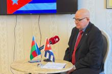 Ofrece el embajador de Cuba declaraciones a medio de prensa azerbaiyano.