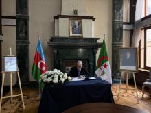 Firma embajador de Cuba en Azerbaiyán Libro de condolencias en la Embajada de Argelia.