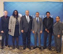 El embajador de Cuba en Las Bahamas visita la sede del principal centro universitario del país