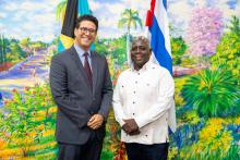 Embajador de Cuba sostiene encuentro con el Primer Ministro de la Mancomunidad de Las Bahamas