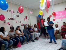 Colaboradores cubanos en Bahamas celebran el Día del Amor y la Amistad