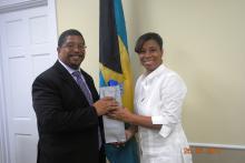 Embajadora cubana sostiene intercambio con nuevo Viceprimer Ministro de Las Bahamas