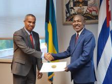 Secretario Permanente de la Cancillería bahamesa recibe copias de estilo del Embajador cubano