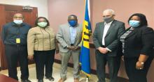 Recibe el Ministro de Juventud, Deportes y Desarrollo Comunitario de Barbados al Embajador de Cuba