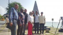 Los oradores y la presidencia del acto ante el Monumento a los Héroes de Barbados.