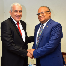 Recibimiento del Ministro Walcott al Embajador Pastrana