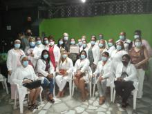 Los representantes de la Brigada Medica Henry Reeve en Barbados junto a los entrenadores deportivos y los diplomáticos muestran el reconocimiento.