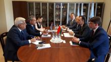 Recibe el Presidente de la Cámara de Comercio e Industria de Belarús al Embajador de Cuba