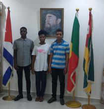 L'ambassadeur de Cuba au Bénin reçoit les trois étudiants qui se rendront à Cubater 