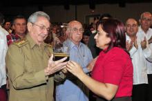 Durante la gala se entregó la medalla conmemorativa aniversario 55 de la UJC a diferentes personalidades