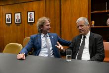 Amistoso encuentro de parlamentarios con el Embajador de Cuba 