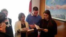 Estudiantes de la Universidad de Sofía rinden homenaje a José Martí.