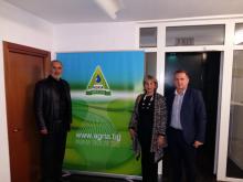 Diplomáticos cubanos visitan la sede de la compañía Agria S.A. en Sofía. 