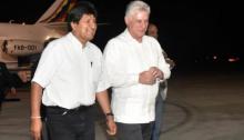 El presidente de Bolivia, Evo Morales, analizó la víspera durante una breve reunión con el Presidente de los Consejos de Estado y de Ministros de Cuba, Miguel Díaz-Canel, temas de la agenda internacional, y se solidarizó con el pueblo de la nación caribeña, cuya capital sufrió el azote de un devastador tornado.