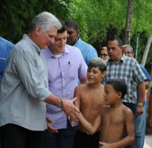 Profesionales y técnicos agilizan el diagnóstico de las viviendas dañadas por el tornado. De forma acelerada se labora en proyectos para la adaptación de locales y la ubicación de terrenos para construir nuevas casas.