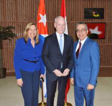 De izquierda a derecha: Josefina Vidal Ferreiro, Embajadora de Cuba en Canadá; David Morrison, Asesor de Política Exterior y Defensa del Primer ministro de Canadá y Marcelino Medina González, Viceministro Primero de Relaciones Exteriores de Cuba. 