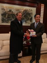 Calurosa bienvenida a Embajador cubano en Universidad de Economía y Negocios Internacionales.