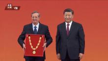 Entrega presidente chino Xi Jinping "Medalla de la Amistad” al General de Ejército Raúl Castro Ruz