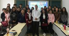  Cónsul General de Cuba realiza presentación sobre cultura en Universidad de Shanghai.