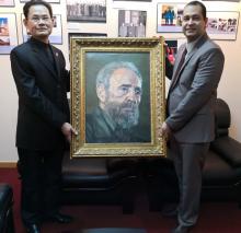 中国艺术家王新国向古巴驻沪总领馆捐赠菲德尔画像