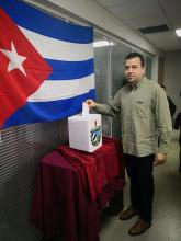 Colaboradores y estudiantes cubanos en provincia Anhui en China ejercen su voto por la nueva Constitución.