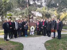 Rosas blancas acompañan busto de Martí en Shanghái en el 165 aniversario de su natalicio.