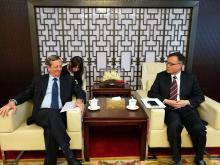 Primer Secretario de la Federación Nacional de Sindicatos de China recibe al Embajador cubano