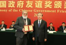  Condecora China a científico cubano con el Premio de la Amistad