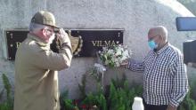 El General de Ejército dedicó un ramo de flores a la Heroína de la Sierra y el Llano al cumplirse 14 años de su desaparición física