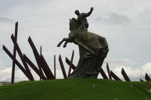 De león y de leona vino aquel 14 de junio, hace 176 años en Santiago de Cuba, el Titán que de Oriente a Occidente trazaría, frente al yugo colonial español, una estela de valor, dignidad y patriotismo, que desde entonces ilumina a esta Isla irredenta ante el mundo