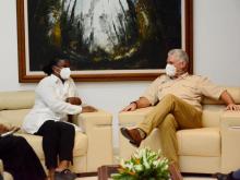 En un intercambio amistoso, Gail informó la decisión de organizar nuevamente este año la Caravana de la Amistad EE. UU.-Cuba, cuyos participantes continuarán expresando su invariable solidaridad con el pueblo cubano frente a las acciones agresivas del gobierno estadounidense.