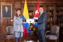 Bogotá, 6 ene (Prensa Latina) La vicepresidenta y ministra de Relaciones Exteriores de Colombia, Marta Lucía Ramírez, recibió hoy las Copias de Estilo de las Cartas Credenciales del nuevo embajador de Cuba en este país, Javier Caamaño..