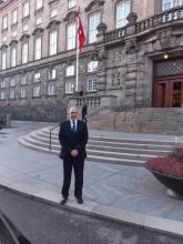 Presidente de la Comisión de Asuntos Exteriores del Parlamento danés recibe al Embajador cubano.